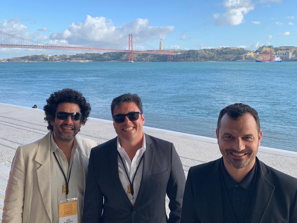 Secretário Luiz Alvaro, Secretário Ale Youssef e Leo Madeira posam para foto em ponto turístico de Lisboa.
